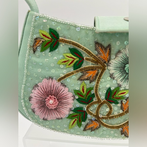 An elegant Escada, hand-sewn, embroidered handbag, using high quality 100% silk. - Picture 7 of 13